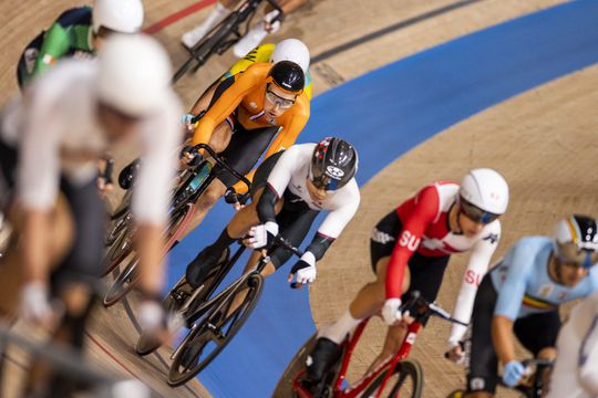 Jan Willem van Schip let goed op en pakt 36 punten voor het omnium in 1e onderdeel