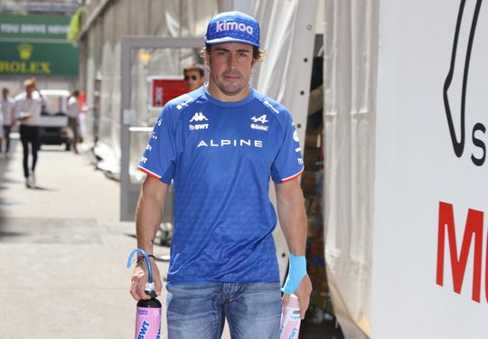 Fernando Alonso nog niet in orde na crash in GP van Australië: 'Alles is een puinhoop'