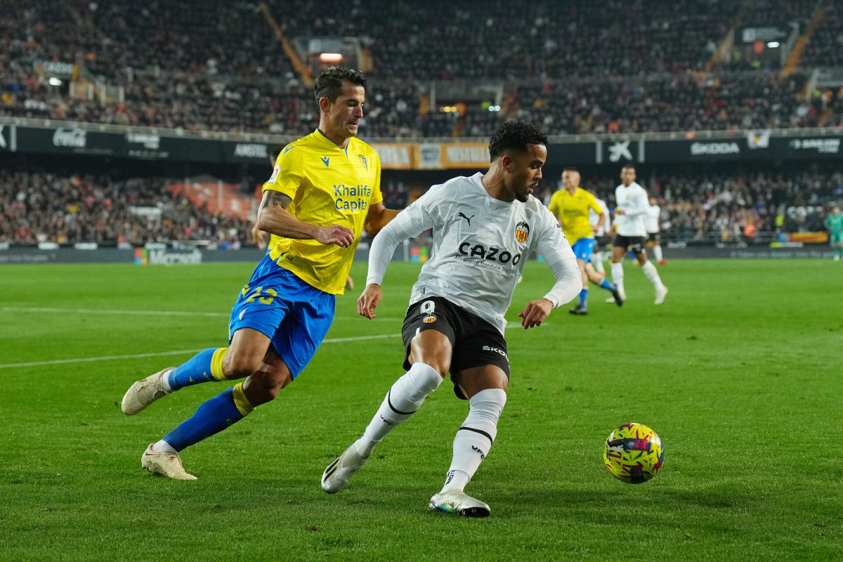 Invaller Justin Kluivert blameert zich met Valencia tegen Cádiz, Elche verliest weer