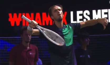 🎥 | Check! Daniil Medvedev gaat los na boegeroep van Frans tennispubliek