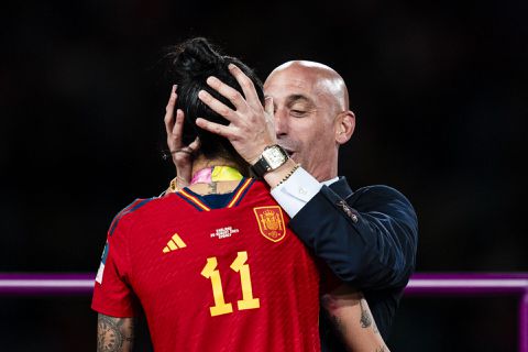 Spaanse voetbalbond steunt Luis Rubiales en dreigt met stappen tegen 'liegende' Jennifer Hermoso