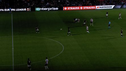 😂 | Wat gebeurde daar? PSV-lichtshow begon al VOOR het einde van de 1e helft