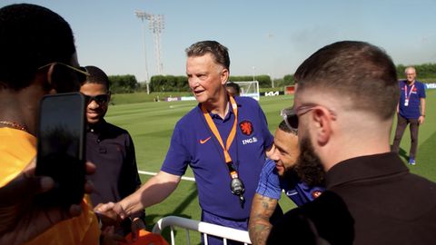 🎥  | Van Gaal chilt met Memphis' vrienden: 'Hello, I am Louis'
