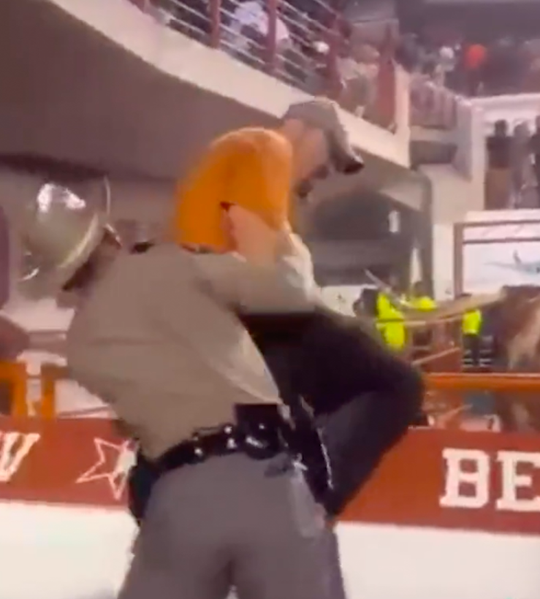 🎥 | Football-fan wil met stier knuffelen, wordt aangepakt door de sheriff