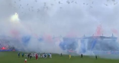 🎥 | Willem II - NAC van start met vuurwerk, ook op het veld