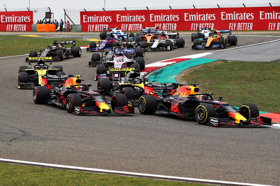 Hamilton wint in China de 1000e race, Verstappen eindigt op P4 (video)