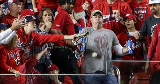 🎥 | Held! Honkbal-fan weigert biertjes op te geven en 'vangt' bal met z'n buik