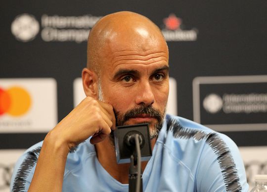 Guardiola reageert gepikeerd op vraag journalist: 'Beschuldig je mij?' (video)