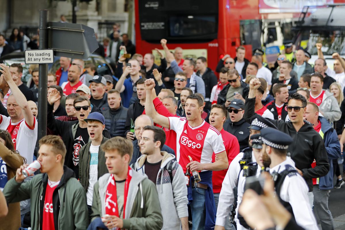 Check hier beelden van de 'Ajax-mars' richting het stadion (video)