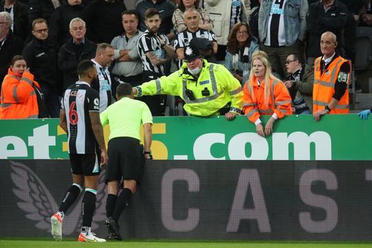 🎥 | Held! Sergio Reguilón wijst scheidsrechter op Newcastle-fan die onwel wordt