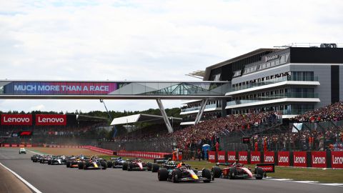 Max Verstappen bij de herstart niet voorbij Carlos Sainz op Silverstone