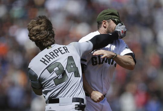 Zieke knokpartij tussen honkballers in de Major League (video)