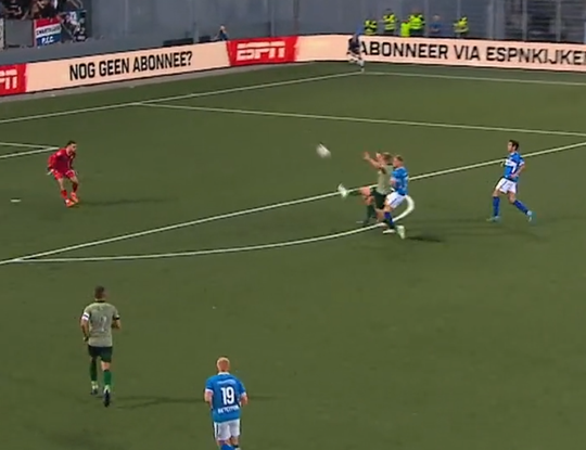 🎥😳 | OEPS! PEC-verdediger Thomas Beelen lobt prachtig balletje in eigen doel