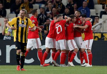 Tiental van Benfica met veel pijn en moeite langs AEK Athene