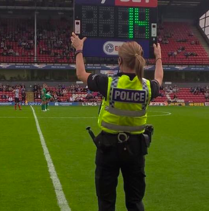 Bij Wigan tegen Grimsby werd de 4e official vervangen door... een agente!? (foto)