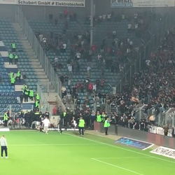 🎥 | Ouderwets potje knokken op de tribunes: fans van Magdeburg en Hannover clashen
