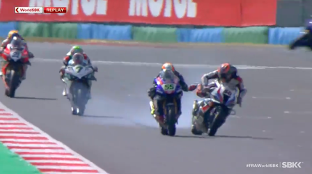 🎥 | Michael van der Mark met schrik vrij bij WK Superbike: motoren hangen in elkaar