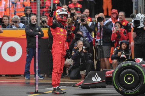 Carlos Sainz sprakeloos na 1e zege ooit in Formule 1: 'Het is een bijzondere dag'