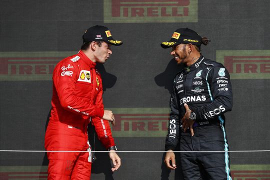 Lewis Hamilton: 'Leclerc liet zien hoe die bocht met Verstappen wél moest, hij is respectvol'