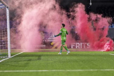 Brabantse derby tussen Eindhoven en Helmond even stilgelegd door vuurwerk op het veld vanuit uitvak