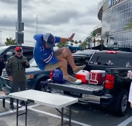 🎥 | Buffalo Bills-supporter faalt hopeloos bij traditionele tafelsprong