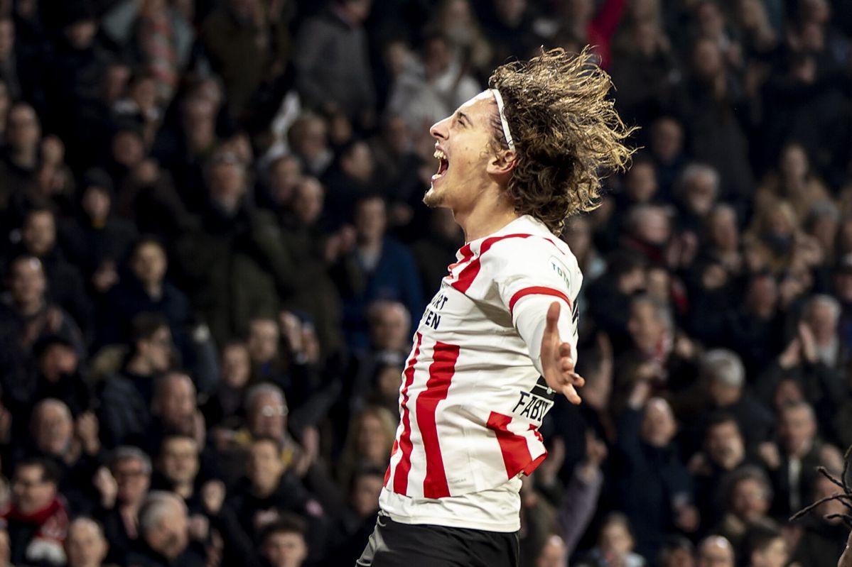 Fábio Silva kijkt op naar trainer en aanvoerder na 1e doelpunt voor PSV: 'Leer ik heel erg veel van'