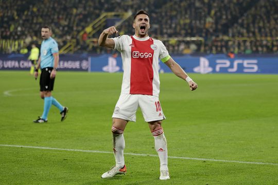 Ajax-fan vangt schoen van Dusan Tadic en wordt beroofd: 'Was voor mijn zoon'