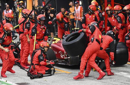 Weer geknoei bij Ferrari: monteurs vergeten band bij pitstop Carlos Sainz
