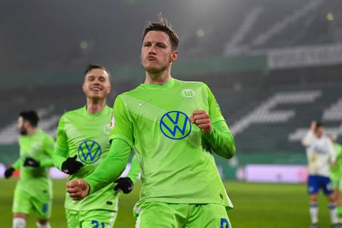 Weghorst mist pingel, maar schiet Wolfsburg wel langs Schalke in de beker