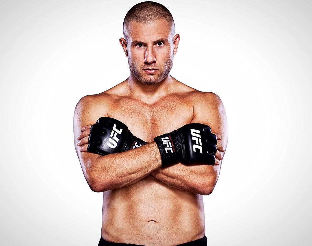 Gökhan Saki zelfverzekerd over UFC-debuut: 'Ik ga de kooi in om z'n kop eraf te slaan'