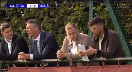 📸 | Transfer op komst? Van de Beek kijkt samen met Hamstra en Huntelaar naar Ajax in Youth League