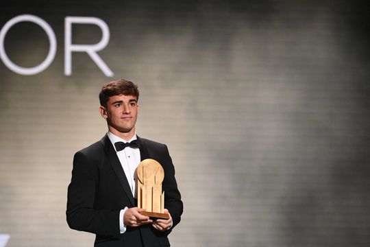 Kopa Trophy blijft in Barcelona: Pedri (19) deelt prijs voor beste talent uit aan Gavi (18)