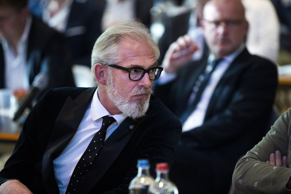 Telstar-directeur leest voor over schetend publiek en stikstofcrisis in hilarische column (audio)