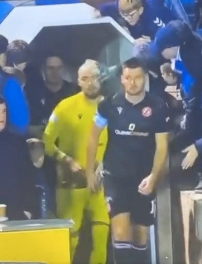 🎥 | Jonge Kilmarnock-fan irriteert tegenstanders met keepershandschoen