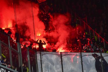 Heerlijk voetbalsfeertje: duizenden fans steken tegelijk fakkel aan in 3e divisie Algerije (video)