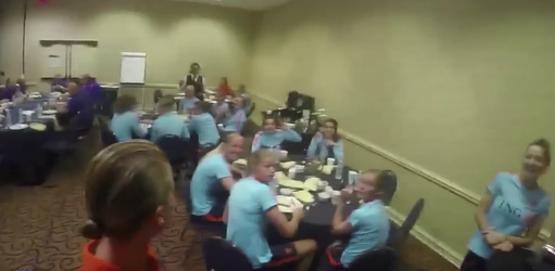 Voetbalsters Oranje geven inkijk in treurigste hotel ooit (video)
