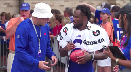 🎥 | Buffalo Bills-speler jaagt vermomd op trainingskamp naar handtekeningen medespelers