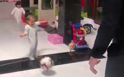 Mini-Cristiano van amper 1 jaar oud heeft al een lekkere traptechniek (video)