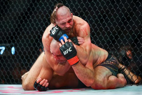 📸​🎥​ | Op het randje en erover! Jiri Prochazka neemt Texeira in een nekklem en verovert UFC-titel