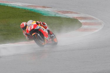 Márquez over de kop tijdens nat 'crashfestival', Dovizioso wint in Valencia