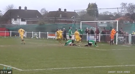 Keeper is ontzettend boos na tegengoal en 'kweekt' hoofdpijn tegen de paal (video)