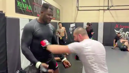🎥 | MMA-baas Francis Ngannou 'test' buikspieren op DEZE barbaarse wijze