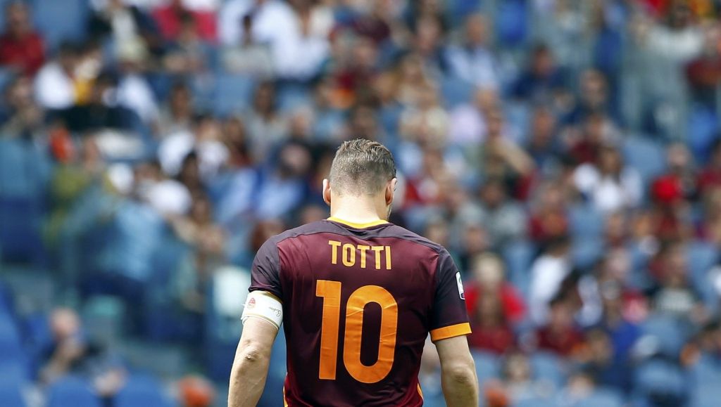 Totti kan voor 6 jaar tekenen als directeur van Roma maar heeft nog geen keuze gemaakt