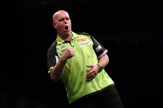 Van Gerwen viert verjaardag moederziel alleen in Birmingham: 'De andere kant van een mooi leven'