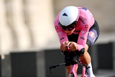 BAM! Mathieu van der Poel (2e) behoudt roze trui na sterke tijdrit Giro d'Italia