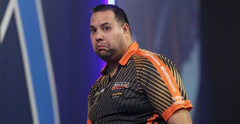 Aardige pot, maar Wattimena redt het niet tegen Aspinall in kwartfinale Grand Slam of Darts