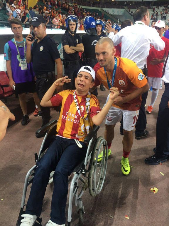 Sneijder geeft man in rolstoel medaille van Supercup