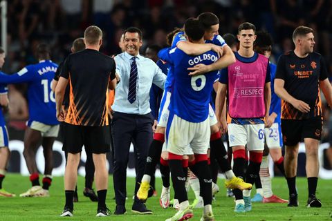 Schotse media prijzen 'sterke leider' Van Bronckhorst: 'Een geweldige avond voor hem'