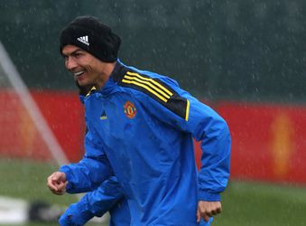 🎥 | IJdeltuit Ronaldo traint met muts omdat hij bang is dat zijn haarverf uitloopt