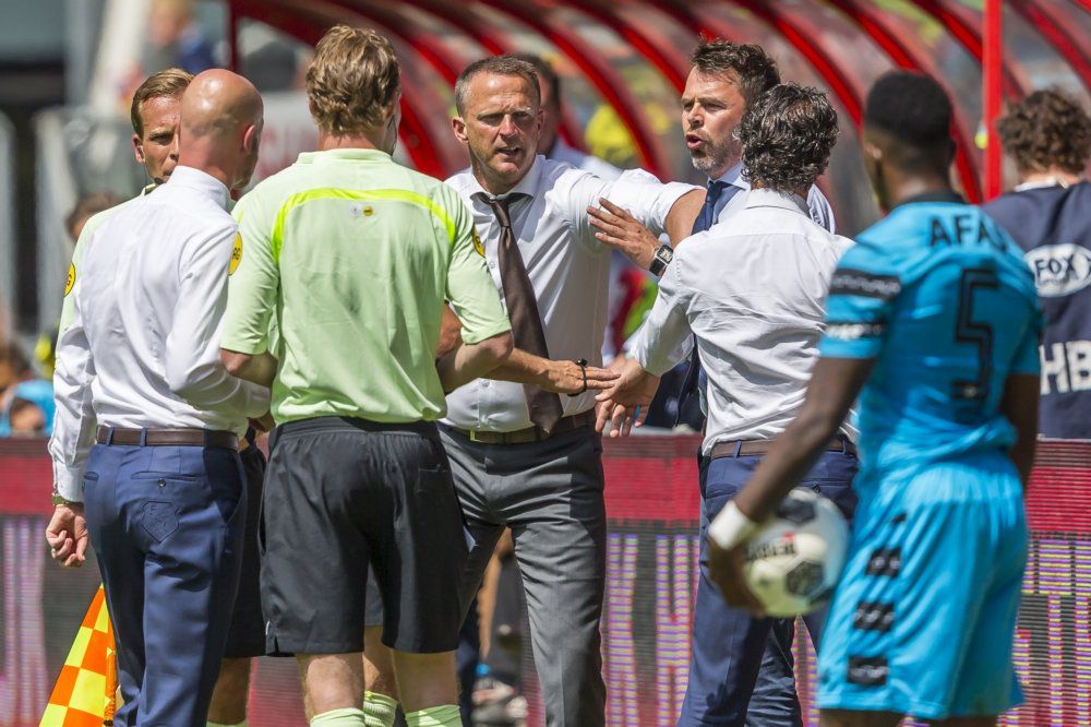 Spelers en trainers Utrecht en AZ doen niet lief tegen elkaar (video's)